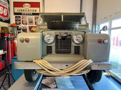 Land Rover 88-110 88/11 A 1966 — Légende 4x4 diesel, ultra-basse kilométrage — side view