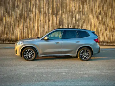 BMW X1 xDrive 20d 48V M Sport — SUV compact premium, 163 PS, technologie hybride légère — Seitenansicht