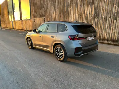 BMW X1 xDrive 20d 48V M Sport — SUV compact premium, 163 PS, technologie hybride légère — Heckansicht