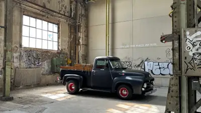 Ford F100 Pick-up 1955 — Légendaire Pick-up américain V8 avec homologation Vétéran — Seitenansicht
