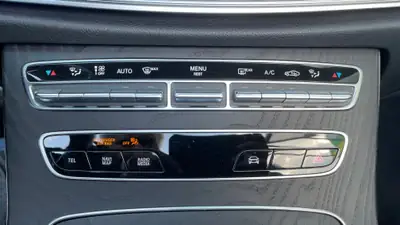 Mercedes-Benz E 200 Cabriolet 4Matic AMG Line — Décapotable sportive, 55'000 km seulement — Miniature 9