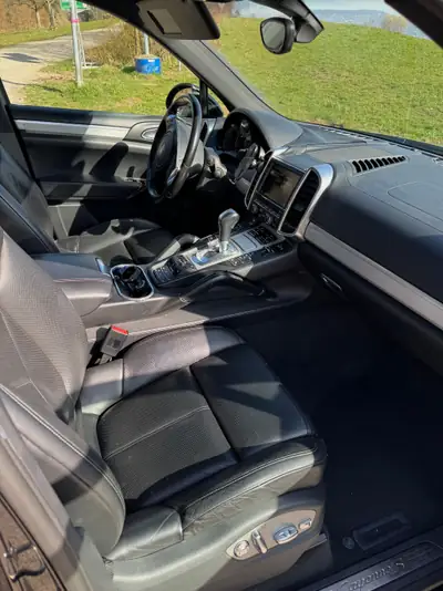 Porsche Cayenne S Hybrid 2012 — SUV premium hybride, 157'000 km, contrôle technique ok — Innenraum