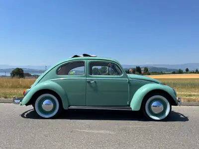 VW Käfer 1200 De Luxe Sedan Faltdach — Légende automobile des années 60, toit ouvrant original — Miniatura 18
