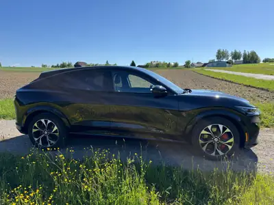Ford Mustang MACH-E AWD 91 kWh — SUV électrique haute performance, 44 500 km — side view