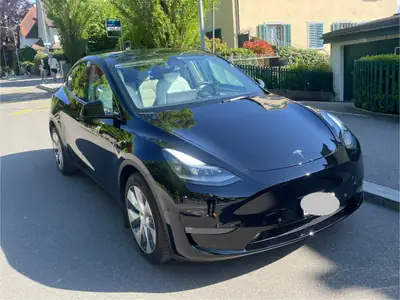 Tesla Model Y Long Range 4x4 — SUV électrique haute performance, 61 300 km — fianco