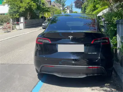 Tesla Model Y Long Range 4x4 — SUV électrique haute performance, 61 300 km — Miniatura 9