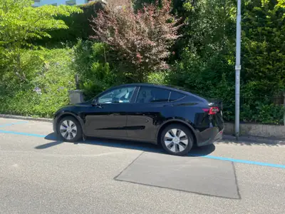 Tesla Model Y Long Range 4x4 — SUV électrique haute performance, 61 300 km — Miniatura 7