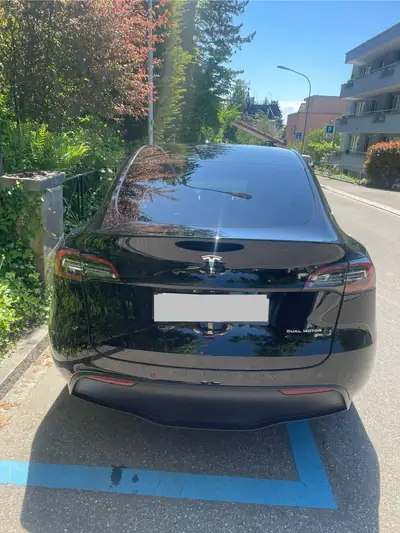Tesla Model Y Long Range 4x4 — SUV électrique haute performance, 61 300 km — Miniatura 10