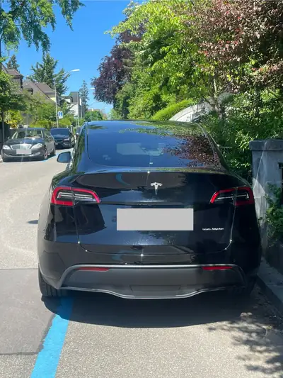 Tesla Model Y Long Range 4x4 — SUV électrique haute performance, 61 300 km — Miniatura 11