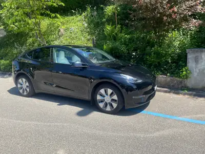 Tesla Model Y Long Range 4x4 — SUV électrique haute performance, 61 300 km — Miniatura 12