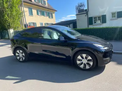 Tesla Model Y Long Range 4x4 — SUV électrique haute performance, 61 300 km — Miniatura 13