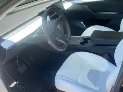 Tesla Model Y Long Range 4x4 — SUV électrique haute performance, 61 300 km — Miniatura 16
