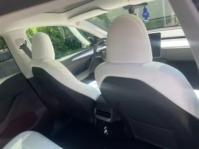 Tesla Model Y Long Range 4x4 — SUV électrique haute performance, 61 300 km — Miniatura 20