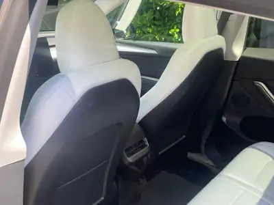 Tesla Model Y Long Range 4x4 — SUV électrique haute performance, 61 300 km — Miniatura 22