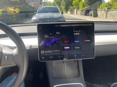 Tesla Model Y Long Range 4x4 — SUV électrique haute performance, 61 300 km — Miniatura 27