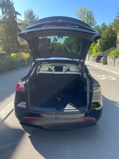 Tesla Model Y Long Range 4x4 — SUV électrique haute performance, 61 300 km — Miniatura 28