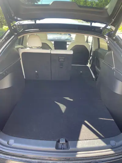 Tesla Model Y Long Range 4x4 — SUV électrique haute performance, 61 300 km — Miniatura 29