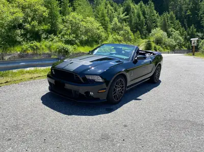 Ford Mustang Shelby GT500 — Muscle car légendaire, 662 ch et cabriolet — vista esterna