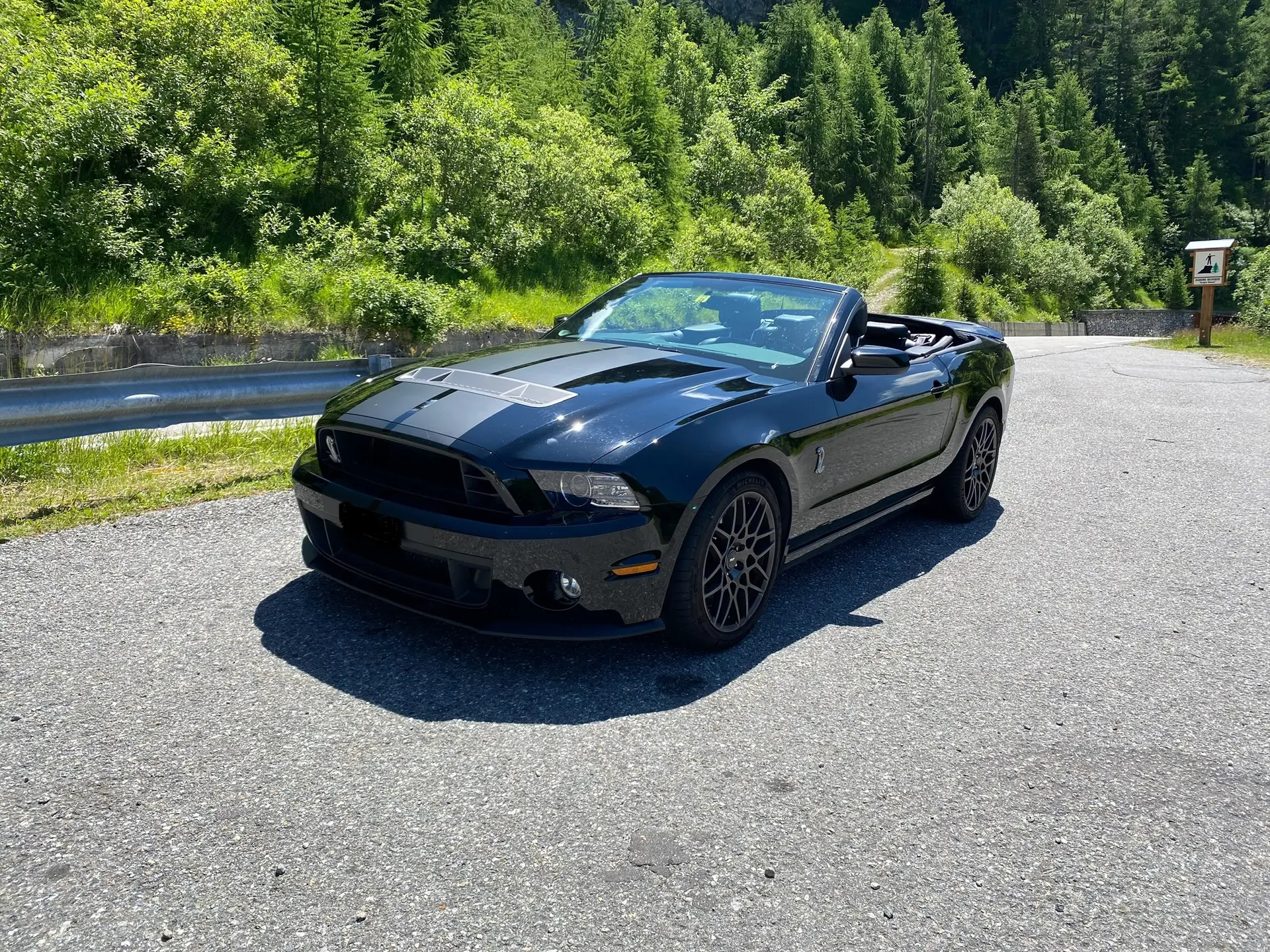 Ford Mustang Shelby GT500 — Muscle car légendaire, 662 ch et cabriolet — vista esterna