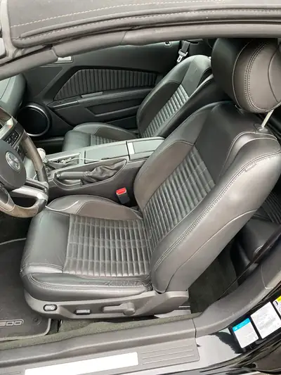 Ford Mustang Shelby GT500 — Muscle car légendaire, 662 ch et cabriolet — vista posteriore