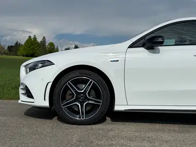 Mercedes-Benz A 250e AMG Line — Hybride rechargeable, 45 500 km, design affirmé — vista posteriore