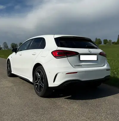 Mercedes-Benz A 250e AMG Line — Hybride rechargeable, 45 500 km, design affirmé — cruscotto