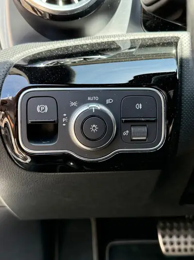 Mercedes-Benz A 250e AMG Line — Hybride rechargeable, 45 500 km, design affirmé — Miniatura 22