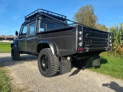 Land Rover Defender 130 2.5 Td5 — Légende du tout-terrain, robustesse éprouvée — côté