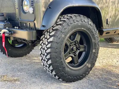 Land Rover Defender 130 2.5 Td5 — Légende du tout-terrain, robustesse éprouvée — intérieur