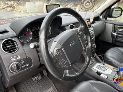 Land Rover Discovery 3.0 SDV6 HSE — Diesel puissant, 7 places et robustesse incontournable — rear view