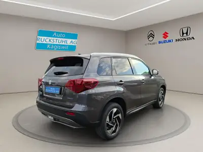 Suzuki Vitara 1.5 Hybrid 4x4 — SUV compact éco-responsable avec transmission intégrée — rear view