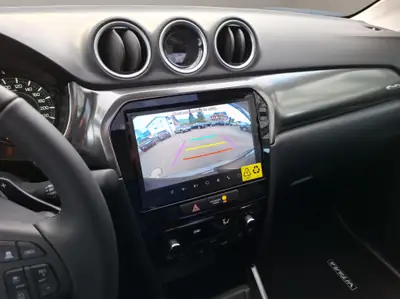 Suzuki Vitara 1.5 Hybrid 4x4 — SUV compact éco-responsable avec transmission intégrée — Thumbnail 7
