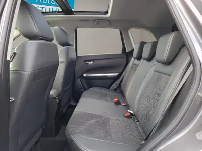 Suzuki Vitara 1.5 Hybrid 4x4 — SUV compact éco-responsable avec transmission intégrée — Thumbnail 9