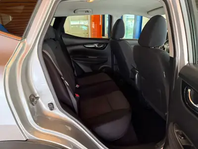 Nissan Qashqai 1.6 dCi 360 4×4 — SUV robuste, moteur diesel économe, intégrale fiable — Miniatur 16