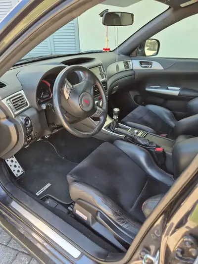 Subaru Impreza WRX STI 2010 — Sportive 4WD 301 ch, transmission manuelle — tableau de bord