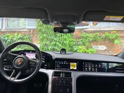 Porsche Taycan Turbo 2020 — Berline électrique haute performance, 18 400 km seulement — Innenraum