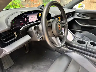 Porsche Taycan Turbo 2020 — Berline électrique haute performance, 18 400 km seulement — Armaturenbrett