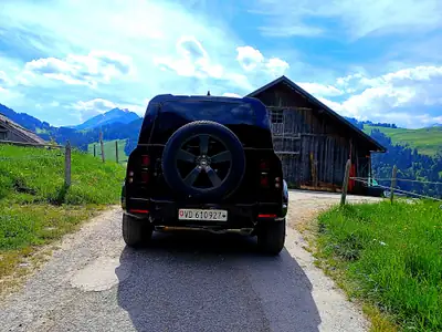 Land Rover Defender 110 P400e PHEV — SUV hybride rechargeable haute performance, 12 500 km — Miniature 9