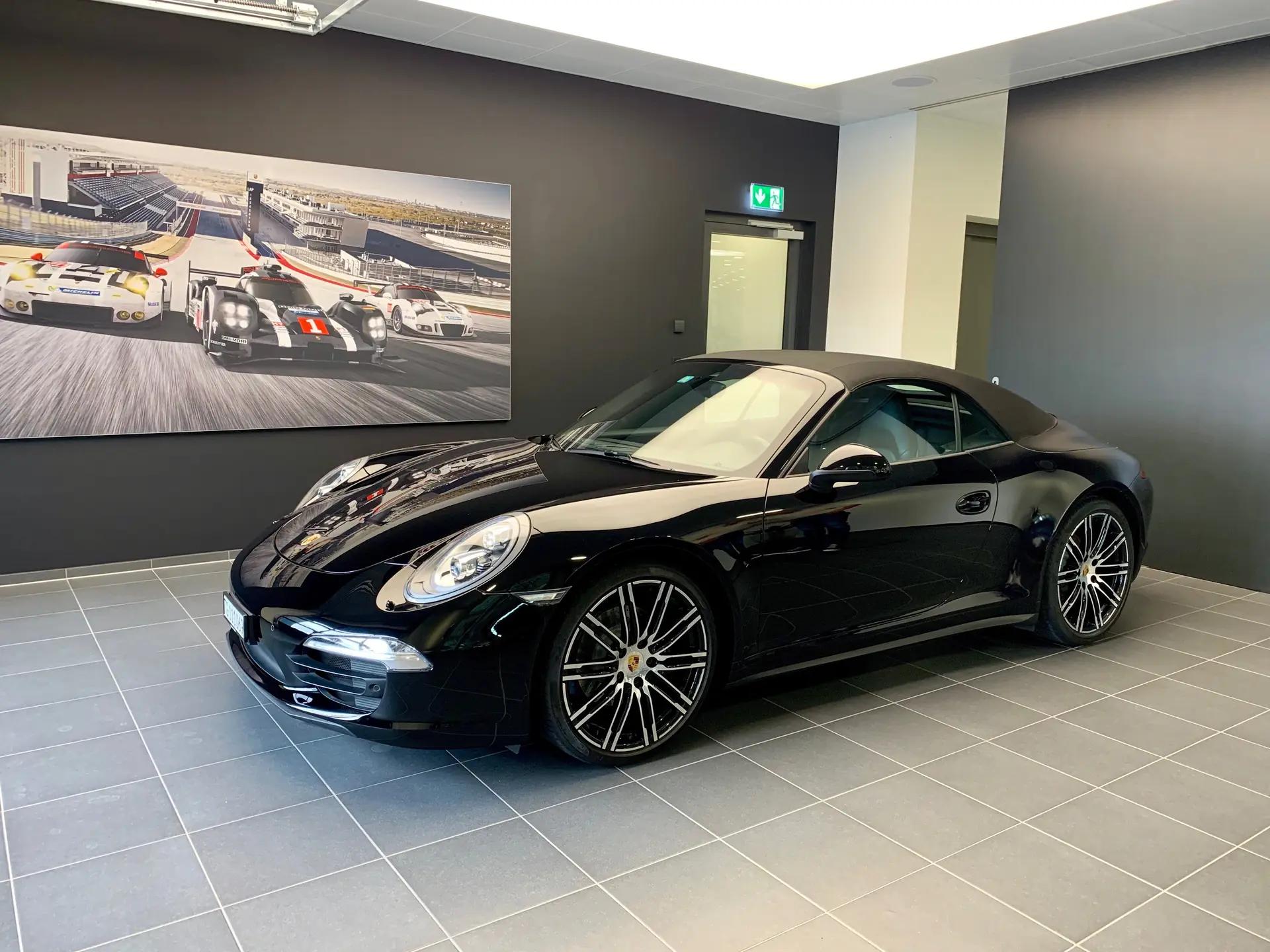 Porsche 911 Cabrio Carrera 4 Black Edition — Cabriolet sportif allemand d'exception, très peu utilisé