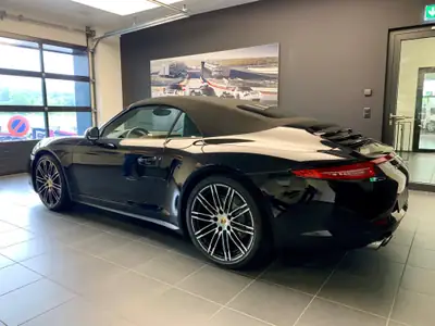 Porsche 911 Cabrio Carrera 4 Black Edition — Cabriolet sportif allemand d'exception, très peu utilisé — Miniature 11