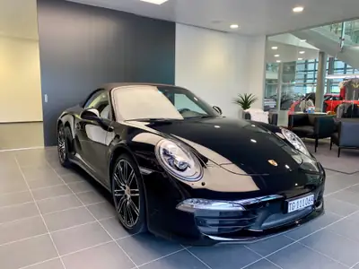 Porsche 911 Cabrio Carrera 4 Black Edition — Cabriolet sportif allemand d'exception, très peu utilisé — Miniature 13