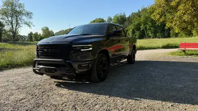 Dodge Ram Limited CrewCab Night Edition — Imposant pickup 5.7L, 8000 km seulement — fianco