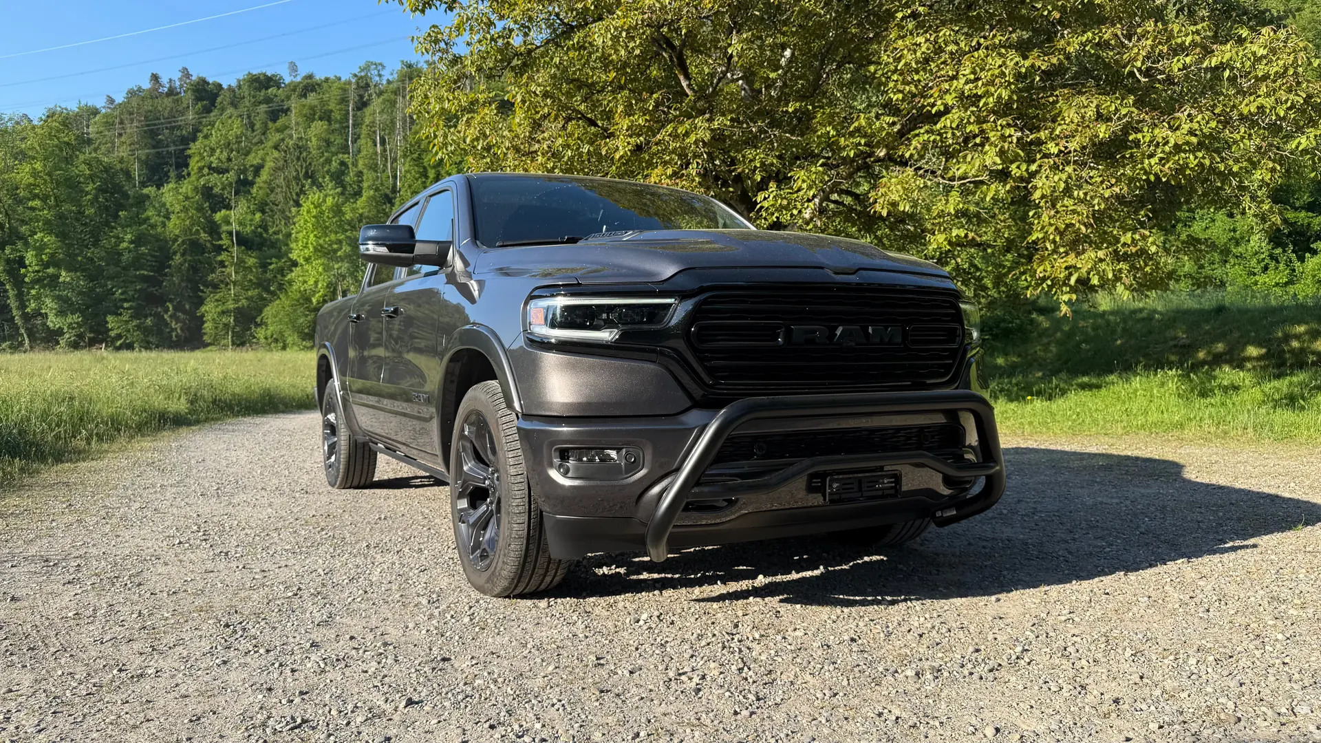 Dodge Ram Limited CrewCab Night Edition — Imposant pickup 5.7L, 8000 km seulement — vista esterna