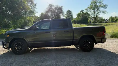 Dodge Ram Limited CrewCab Night Edition — Imposant pickup 5.7L, 8000 km seulement — vista posteriore