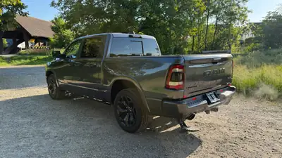Dodge Ram Limited CrewCab Night Edition — Imposant pickup 5.7L, 8000 km seulement — interni