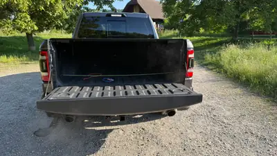 Dodge Ram Limited CrewCab Night Edition — Imposant pickup 5.7L, 8000 km seulement — cruscotto