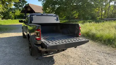 Dodge Ram Limited CrewCab Night Edition — Imposant pickup 5.7L, 8000 km seulement — dettaglio