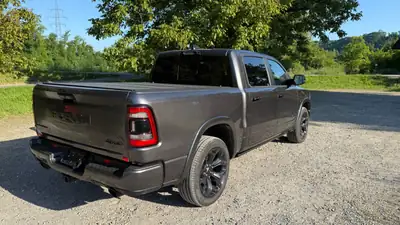 Dodge Ram Limited CrewCab Night Edition — Imposant pickup 5.7L, 8000 km seulement — Miniatura 7