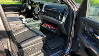 Dodge Ram Limited CrewCab Night Edition — Imposant pickup 5.7L, 8000 km seulement — Miniatura 9