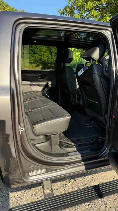Dodge Ram Limited CrewCab Night Edition — Imposant pickup 5.7L, 8000 km seulement — Miniatura 8